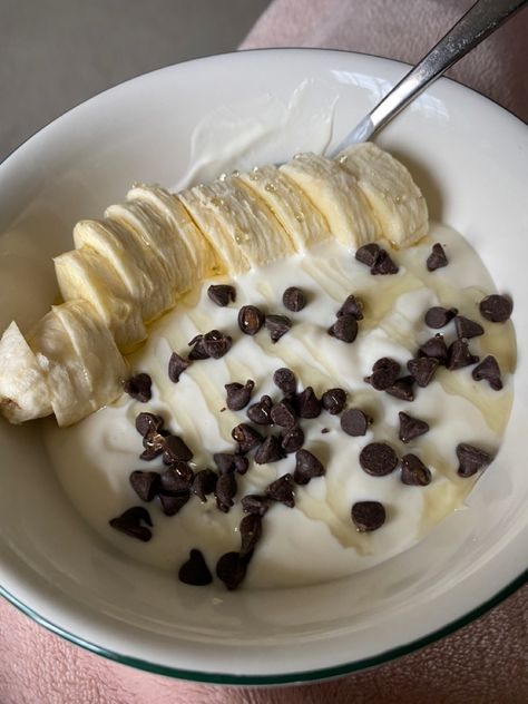 Banana With Honey, Yogurt And Chocolate Chips, Breakfast With Honey, Aesthetic Healthy Meals, Yogurt Healthy Recipes, Healthy Food Ideas Aesthetic, Healthy Lunch Aesthetic, Aesthetic Lunch, Honey Drizzle