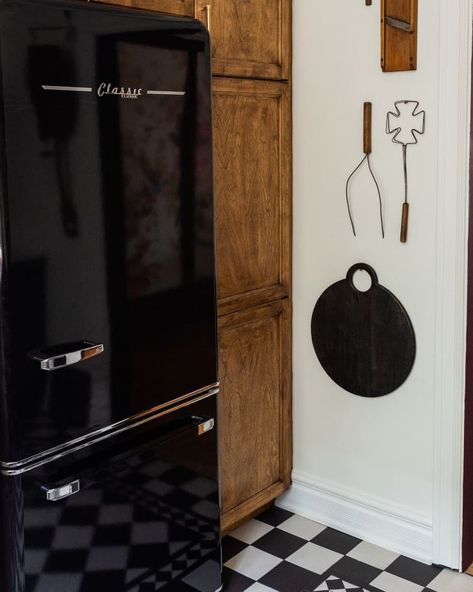 Black Fridge Kitchen, Gold Tiles Kitchen, Black Lower Cabinets, Mid Century Modern Makeover, Black Fridge, 1940s House, Black Fridges, Beige House, Brown Laminate