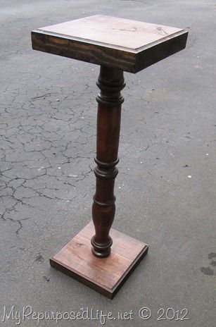 Pedestal Stand Knockoff Bedpost Ideas, Spindle Upcycle, Banister Ideas, Xmas Activities, Wedding Pedestal, Diy Pedestal, Farmhouse Projects, Plants Stand, Stair Banister