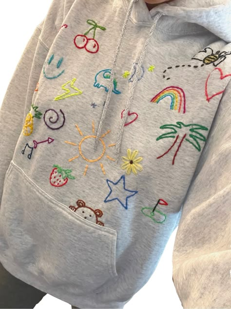 Stitching Clothes Ideas, Fun Diy Clothes Ideas, Embroidery For Sweatshirts, Decorated Sweatshirts Ideas, Embroidered Projects Ideas, Hand Sewn Sweatshirt, Embroidery Doodles Stitches, Doodle Embroidery Ideas, Embroidery Inspiration Clothing Sweatshirts & Hoodies