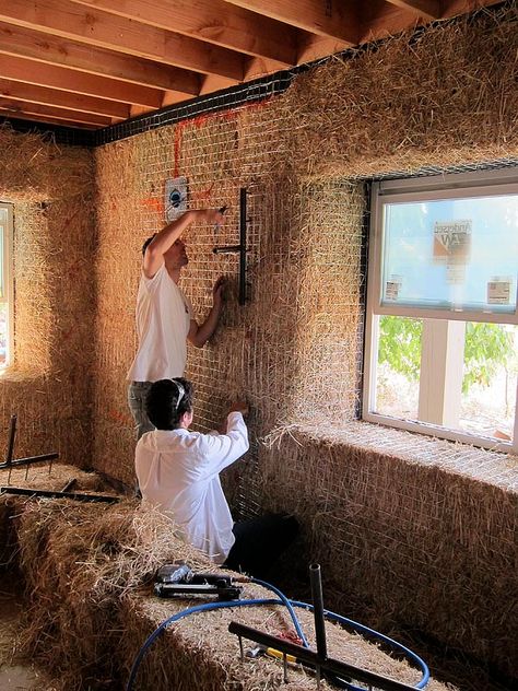 Straw bale Workshop Day 7 Straw Bale Building, Straw Bale Construction, Cob Building, Straw Bale House, Tiny House Blog, Eco Buildings, Earthship Home, Mud House, Straw Bales