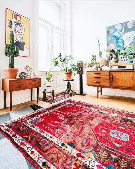 Is this rug too bright? Thrift Market, Scandinavian Style Bedroom, Carpet Diy, Eclectic Interior Style, Boho Bungalow, Beige Living Rooms, Living Room Red, Bohemian Living Room, Decoration Inspiration