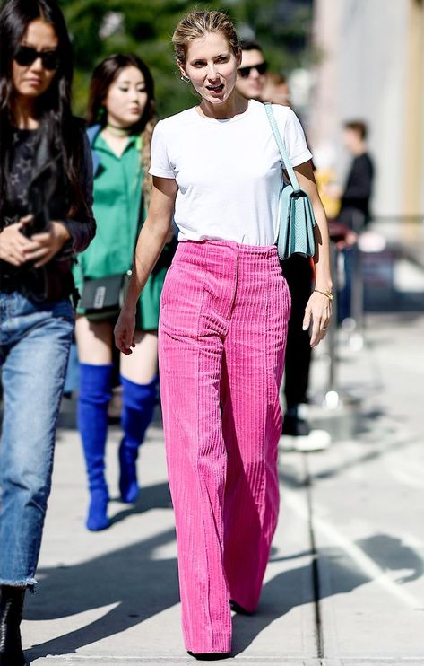 From blush to bubblegum, here's how to wear pink according to 26 street-style stars. Jeans Rosa, Walking Down The Street, New York Fashion Week Street Style, Influential Women, Looks Street Style, Street Style Trends, Pink Jeans, Pink Pants, Street Outfit