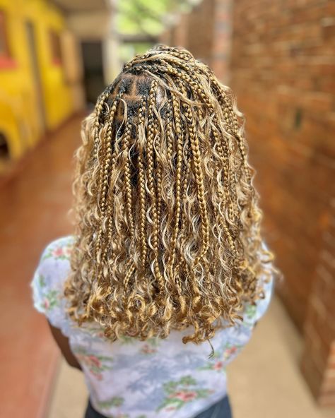 Meduim boho knotless bob ❤️ Blonde Knotless Boho Bob, Medium Knotless Bob With Curls, Boho Bob Braids With Color, Blonde Short Boho Knotless Braids, Short Boho Knotless Braids With Blonde, Short Blonde Goddess Braids, Blonde Boho Bob Braids, Blonde Boho Bob, Short Blonde Boho Braids