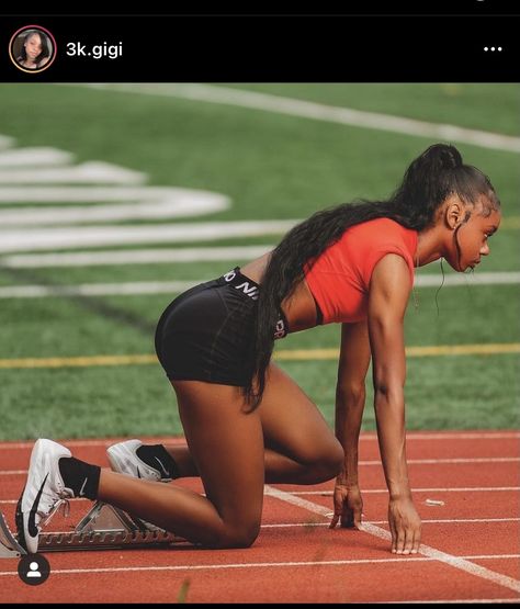 Track Senior Pictures, Track Runners, Track Pictures, Athletics Track, Athletic Aesthetic, Track Team, Track And Field Athlete, Track Meet, Running Track