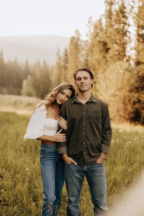 Trail Photoshoot Couple, Couple Poses In Western Outfit, Couple Poses Mountain, Cute Engagement Photo Outfits, Engagement Photos Ideas Mountains, Engagements Photo Poses, Mountains Couple Pictures, Engagement Pose Ideas, Couples Outdoor Poses