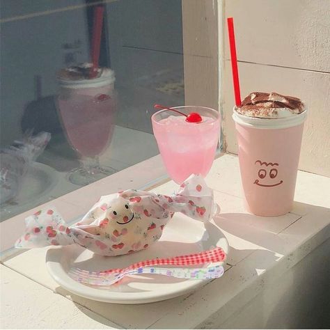 Cafe Setting, Pink Food, Cute Cafe, Kawaii Food, Cute Desserts, Cafe Food, Pretty Food, Cute Food, Pink Aesthetic