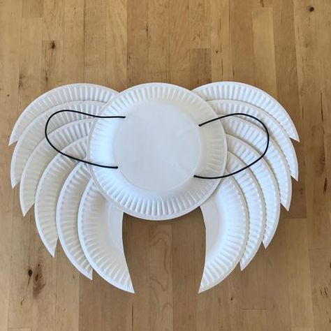 Paper Plate Angel Wings, Craft From Paper Plates, How To Make Paper Wings, Recycled Outfit Ideas For School, Paper Plate Dress, Diy Wings For Kids, Paper Wings Diy, Recycled Dress Ideas Creative, Recycled Costumes For Kids