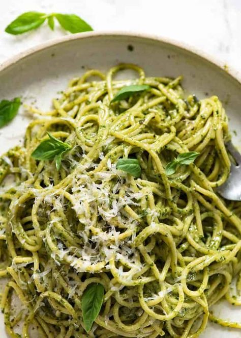 Pesto pasta spaghetti on a plate, ready to be eaten Pasta With Pesto, Homemade Pesto Recipe, Resep Pasta, Pasta Al Pesto, Pesto Pasta Recipes, Recipetin Eats, Idee Pasto, Bacon Pasta, Pasta Ingredients