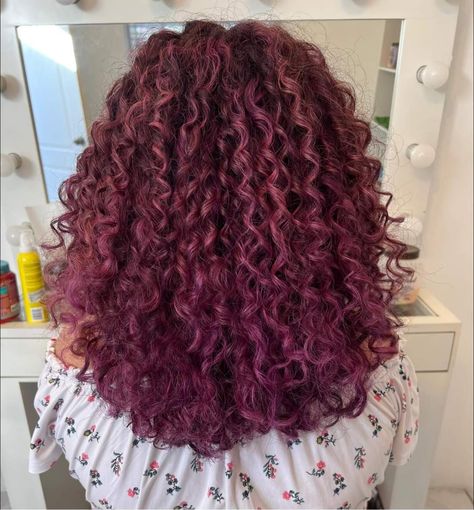 Curly hair haircuts Curly Fantasy Hair, Dark Pink Curly Hair, Magenta Curly Hair, Pinkish Purple Hair, Curly Hair 3c, Balayage Pink, Pink Curly Hair, Wine Hair Color, Fantasy Hair Color