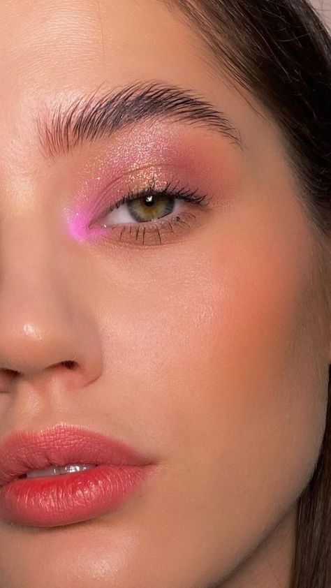 Hot Pink Under Eye Makeup, Bridal Makeup Colorful, Pink Eyeliner Brown Eyes, Meredith Duxbury Palette Looks, Summer Color Analysis Makeup, Natural Colorful Makeup, Cute Makeup Looks Aesthetic Soft, Colored Mascara Looks, Simple Colorful Makeup