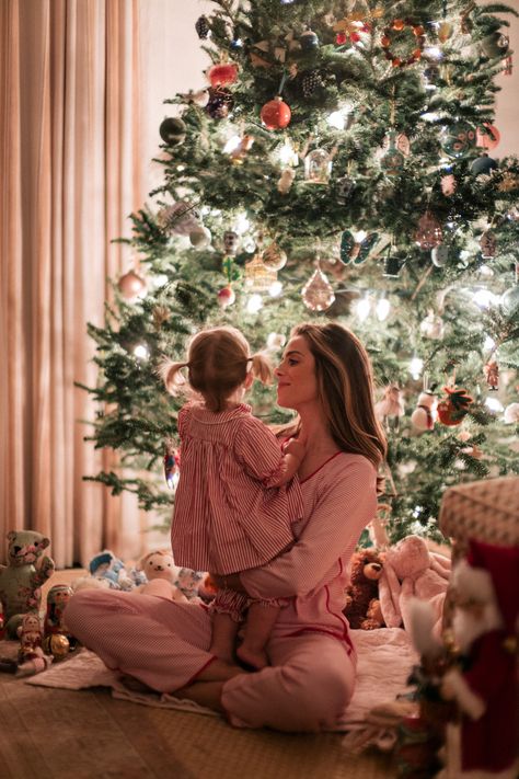 Christmas Baby Pictures, Christmas Poses, Christmas Family Photoshoot, Baby Christmas Photos, Family Christmas Pictures, Christmas Shoot, Julia Berolzheimer, Christmas Family Photos, Christmas Photography