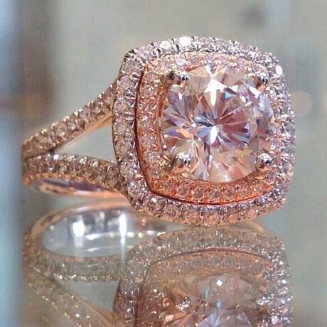 Engagement Ring Eye Candy: Rose Gold Engagement Rings - Paperblog Rose Gold Halo Engagement Ring, Pink Diamond Ring, Rose Gold Halo, Engagement Ring Rose Gold, Women's Rings, Rose Gold Engagement, Halo Engagement Rings, Rose Gold Jewelry, Marchesa