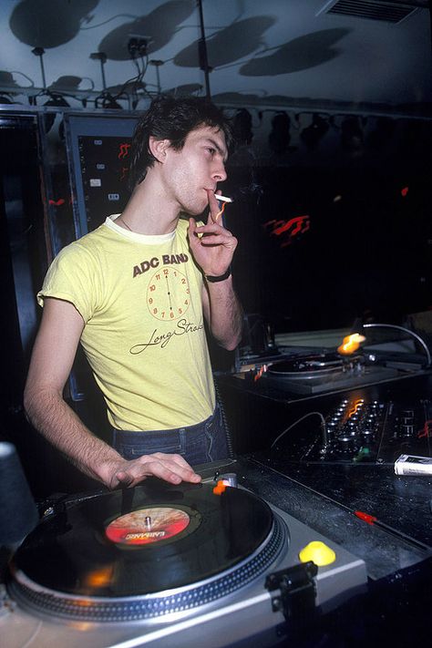 A disco DJ smokes a cigarette while spinning a record at a club in New York City, 1979 Rave Aesthetic, Disco Aesthetic, 1970s Disco, Disco Club, Disco Fashion, Clubbing Aesthetic, Shotting Photo, Acid House, 70s Disco