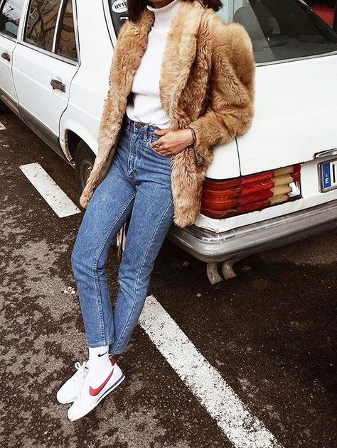 Jeans And Sneakers Outfit, Nike Sneakers Outfit, Outfit Jeans, Looks Street Style, Mode Inspo, Nike Cortez, Sneakers Outfit, Mode Vintage, Looks Style