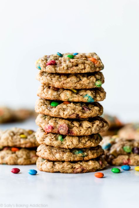 Chewy Oatmeal M&M Cookies - Sally's Baking Addiction M M Cookies Christmas, Mnm Cookies, Cookies With Cinnamon, Cherry Oatmeal Cookies, Appetizing Food, Easy Cookie Recipe, Iced Oatmeal Cookies, Oatmeal Cream Pies, M M Cookies