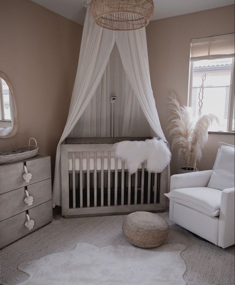 Luxe boho nursery Newborn Room, Baby Nursery Inspiration, Baby Room Organization, Baby Room Themes, Baby Room Neutral, Nursery Room Design, Girl Nursery Room, Baby Room Inspiration