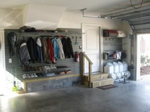 7 ideas to get your garage's shoe pile under control: Slatwall is versitile and diverse Slatwall Garage, Garage Shoe Storage, Coat And Shoe Storage, Mud Room Garage, Contemporary Garage, Garage Entryway, Garage Organization Tips, Garage Storage Solutions, Garage Entry