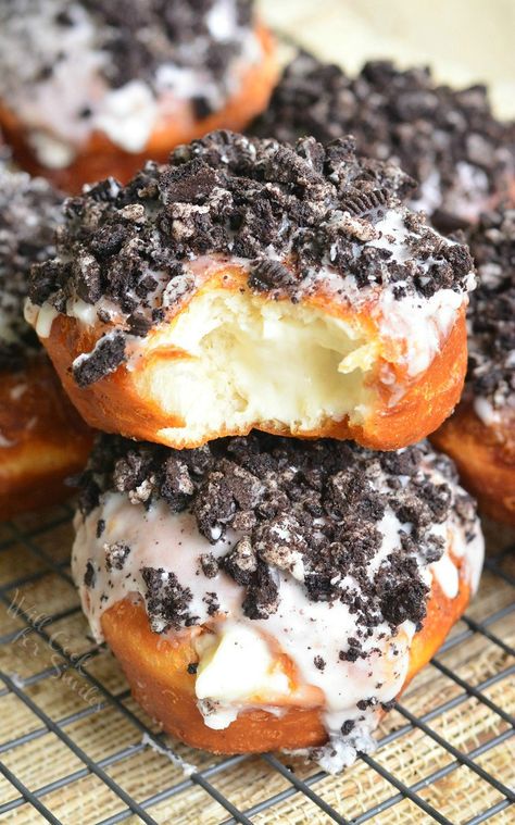 Oreo Cheesecake Doughnuts. Easy doughnuts stuffed with cheesecake mixture and topped with sweet glaze and crushed Oreo cookies.  from willcookforsmiles.com Simple Donuts, Easy Doughnuts, Cheesecake Milkshake, Donuts Filled, Doughnuts Easy, Cheesecake Mixture, Oreo Donuts, Donut Filling, Homemade Donuts Recipe