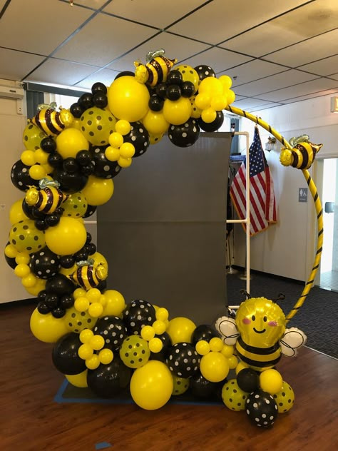 Fun Bumble Bee Balloon Arch For Baby Shower Bumble Bee Balloons, Honey Bee Theme Decoration, Bee Balloon Decoration, Bumble Bee Balloon Arch, Honey Bee Birthday Theme, Maya The Bee Birthday Party, Honey Bee Birthday Party Decorations, Honey Bee Themed Birthday Party, Bee Balloon Arch