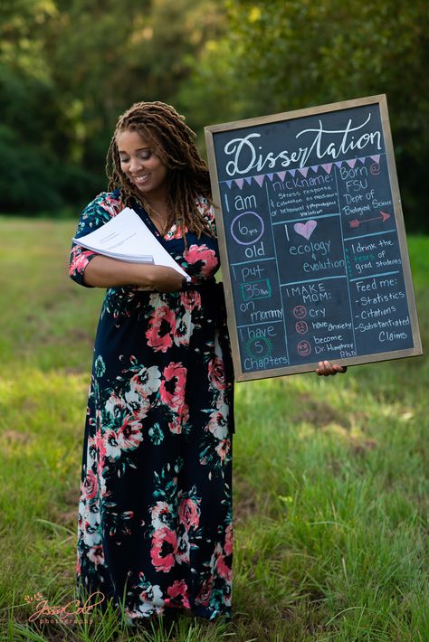 Florida Woman Poses with Dissertation in Hilarious 'Maternity' Photo Shoot: 'I Got My Baby!' Masters Graduation Pictures, Graduation Picture Ideas, Masters Graduation, College Graduation Photoshoot, Phd Graduation, Newborn Fashion, Graduation Photography Poses, Doctorate Degree, Graduation Picture