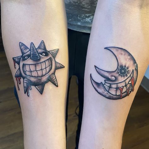 Soul Eater Moon Tattoo, Soul Eater Sun And Moon, Soul Eater Sun, Soul Eater Moon, Soul Eater Tattoo, Yugioh Tattoo, Skull Hand Tattoo, Tatuagem Masculina Pequena, Omerta Tattoo