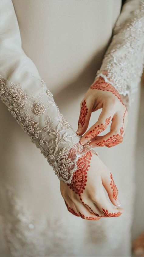 Beautiful wedding photo Henna design Aesthetic Sleeves, Kasut Pengantin, Melayu Wedding, Wedding Syar'i, Malay Wedding Dress, Muslim Wedding Photos, Pose Pengantin, Army Art, Baju Kahwin