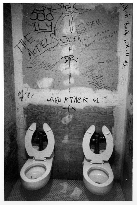 The infamous bathroom stalls (1976). | 17 Awesome Photos That Captured CBGB's Iconic 1970s Punk Scene 1970s Punk, Nyc Punk, 70s Punk, 80s Punk, Arte Punk, Punk Scene, Oral History, Rock N’roll, Ziggy Stardust