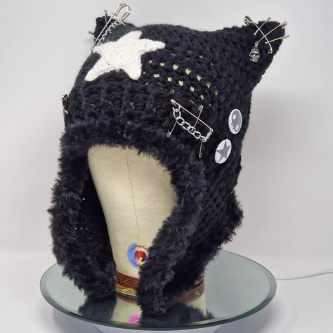 Black Chunky Yarn Projects, Clothes With Safety Pins, Black Cat Beanie Crochet, Crochet Beanie Ears, Crochet Hat Ears, Crochet Beanie With Ears, Diy Hat Design, Harajuku Crochet, Crochet Hat With Ears