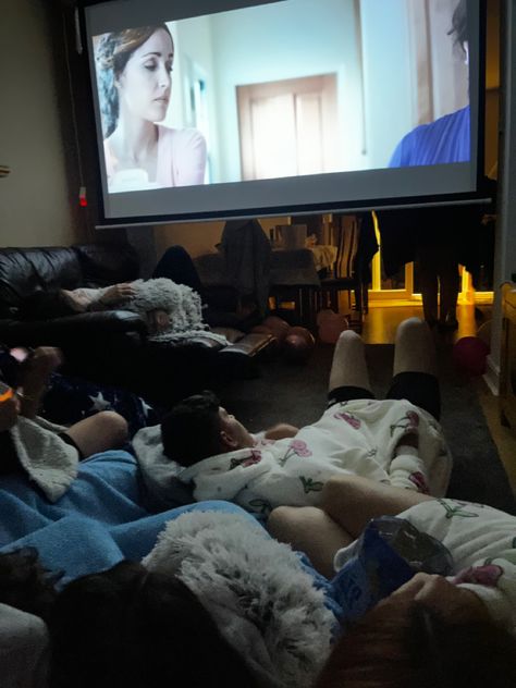 Movie Night With Family Aesthetic, Cuddle Movie Night, Movie Screening Party, Watching Movie Projector Aesthetic, Dorm Movie Night, Movie Night W Friends, Cozy Movie Night Aesthetic Friends, Movie Nights With Friends, Couple Watching Movie On Couch Aesthetic