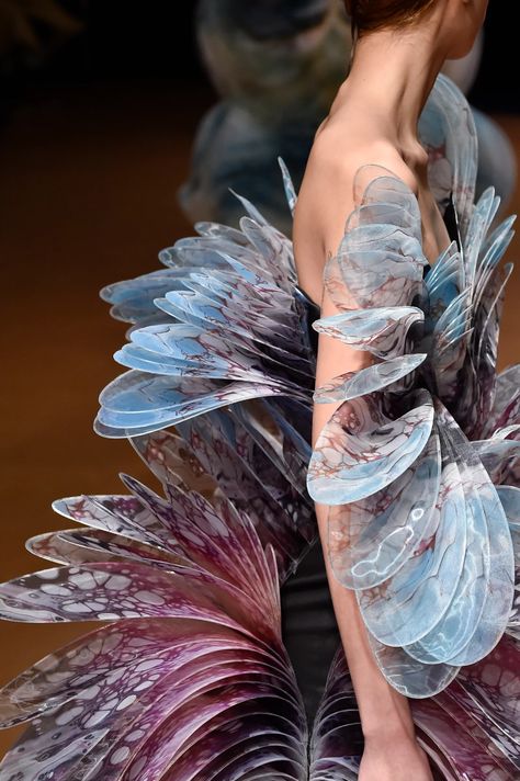 SuzyCouture: Iris Van Herpen Brings Beauty From An Underwater World | Vogue Italia Iris Van Herpen Sensory Seas, Advanced Higher Art, Peter White, White Iris, Iris Van Herpen, Couture Details, Fantasy Aesthetic, Deep Water, Retro Aesthetic