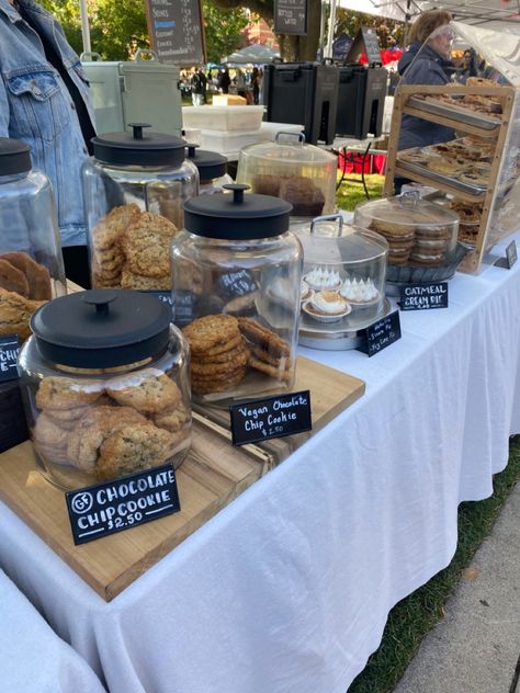 Cookie Stand Farmers Market, Cookie Display Ideas For Selling, Cupcake Sale Display, Pastry Stand Display, Easy Food Vendor Ideas, Bakery Festival Booth, Craft Fair Baked Goods Table, Cookies Stand Display, Bake Shop Display Ideas