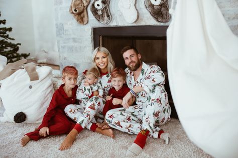 Getting Cozy for Christmas - Cara Loren Christmas Pajama Pictures, Family Portrait Outfits, Christmas Family Photoshoot, Cara Loren, Xmas Photos, Christmas Pj, Holiday Photoshoot, Family Christmas Pictures, Christmas Wear