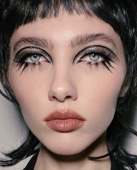 60s Punk Makeup, Downturned Eyeliner Aesthetic, 70s Punk Makeup, Punk Eye Makeup, 60's Makeup, Glam Rock Makeup, Unconventional Makeup, Rock Makeup, 60s Makeup