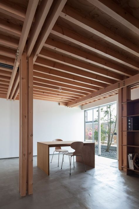 FT Architects' 4 Columns house features a timber frame Tokyo House, Timber Frame Joinery, Wooden Columns, Timber Architecture, Wooden Architecture, Wood Frame Construction, Wood Architecture, Basement Ceiling, Timber Structure