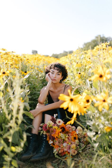 Photography Ideas Nature, Sunflower Field Photography, Sunflower Field Pictures, Creative Photography Ideas, Drying Room, Wildflower Photo, Sunflower Photography, Senior Photo Poses, Sunflower Photo