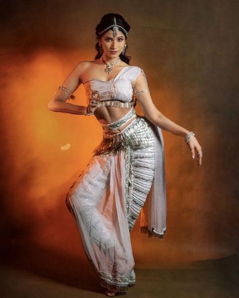 Indian Classical Dancer, Bharatanatyam Poses, Dance Photography Poses, Indian Classical Dance, Dance Outfit, Indian Photoshoot, Traditional Indian Outfits, Indian Dance, Bollywood Dance