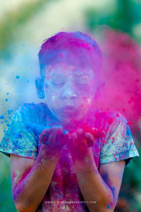 Powder Paint Photoshoot, Holi Special Photography, Holi Powder Photoshoot, Holi Festival Photography, Holi Festival Decoration, Color Powder Photoshoot, Chalk Photoshoot, Holi Couple, Paint Throwing