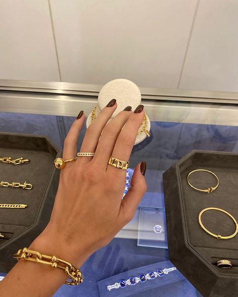 Kendall no Instagram: “went to @tiffanyandco for the holidays and put together my favorites for my holiday wish list. see more in my stories! #veryverytiffany…” Kendall Jenner Nails, Jenner Nails, Mannequin Model, Star People, Nail Polish Trends, Wedding Nails For Bride, Nail Art Wedding, Essie Nail, Neutral Nails