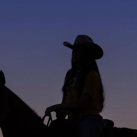 COWGIRL Magazine on Instagram: "“Blessed is the cowgirl that rides every day with a feee spirit within her.” Photo by: @lauren.ann.photo | Featuring: @meebee2308 #iamcowgirl #cowgirl #cowgirlmagazine #western #westernlifestyle #westernfashion #horse #horses #ranchlifestyle #rodeo #ranch #ranchlife" Cute Senior Pictures, Foto Cowgirl, Cowboy Love, Cowboy Aesthetic, Black Cowgirl, Cowgirl Magazine, Western Life, Cowgirl Aesthetic, Western Aesthetic