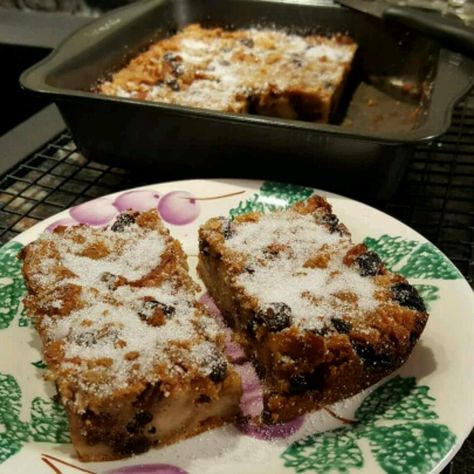 British Bread Pudding English Bread Pudding Recipe, English Bread Pudding, British Bread, Rhubarb Bread Pudding, Classic Bread Pudding, English Bread, Rhubarb Bread, Puding Roti, Old Fashioned Bread Pudding