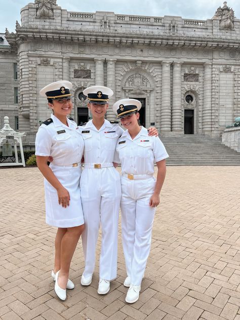 Navy Military Women, Female Navy Officer, Us Navy Women, Female Military, Marines Girl, Navy Uniform, Interesting Science Facts, Female Marines, Navy Girl