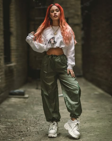 Urban Fashion Photography, Luanna Perez, Estilo Swag, Tumblr Love, Casual Outfit Inspiration, Nylon Pants, Urban Street Style, Street Fashion Photography, Crop Top Outfits