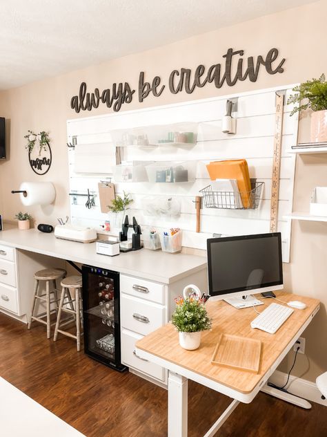 Basement Craft Rooms, Office Craft Room Combo, Decor With Wood, Office Craft Space, Small Craft Rooms, Craft Shed, Idee Cricut, Cozy Home Office, Dream Craft Room