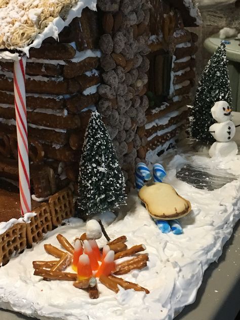 Natural Gingerbread House, Gingerbread House Mountain, Gingerbread House Walkway, Handmade Gingerbread House, Gingerbread House Rustic, Mountain Gingerbread House, Cottage Gingerbread House Ideas, Gingerbread House Fire Pit, Tiny Gingerbread House Ideas