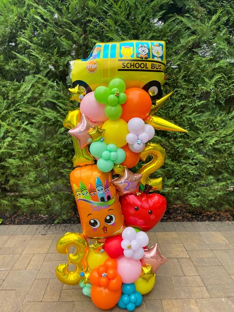 Back To School Balloon Garland Ideas, Welcome Back To School Balloons, Back To School Balloon Decorations, Kindergarten Balloon Decoration, Balloon Towers For Graduation, Back To School Balloon Arch Ideas, Back To School Balloon Ideas, First Day Of School Balloons, Back To School Balloon Columns