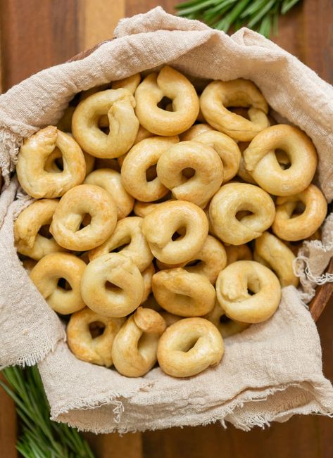 Learn how to make taralli at home with just 4 ingredients - Crunchy and crispy, this classic Italian snack is absolutely delicious! Taralli Recipe Italian, Italian Taralli, Italian Easter Cookies, Banana Dog Treat Recipe, Italian Snacks, Italian Feast, Italian Christmas Recipes, Seed Cookies, Italian Antipasto