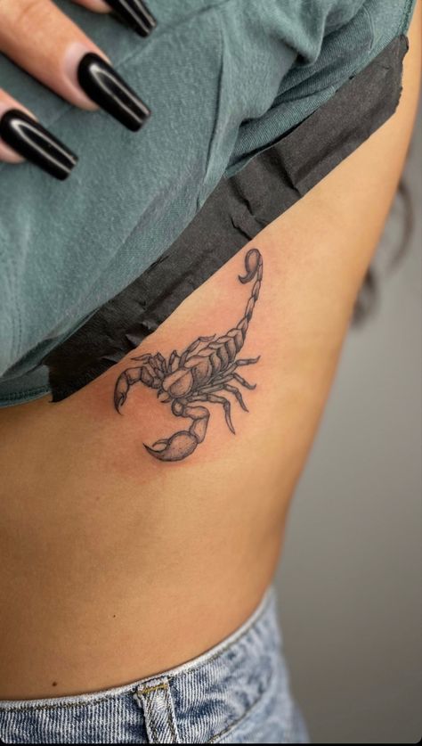 Tattoo Costillas, Scorpion Tattoos, Rib Tattoos For Women, Bauch Tattoos, Scorpio Tattoo, Small Pretty Tattoos, Scorpion Tattoo, Spine Tattoos For Women, Pretty Tattoos For Women