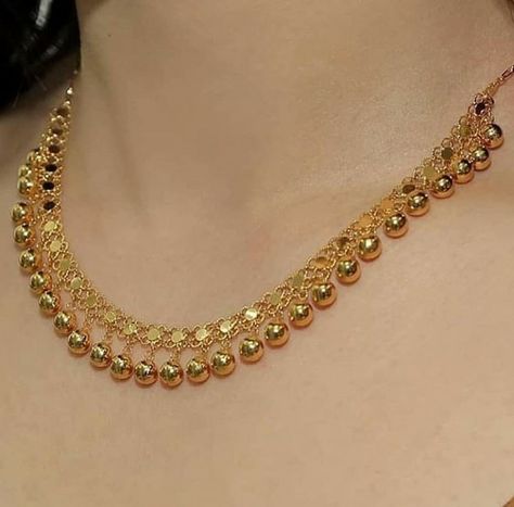 Plain Gold Necklace Designs, Light Weight Gold Jewellery Indian, Simplistic Jewelry, Middle East Jewelry, Simple Necklaces, Gold Haram, Pig Wallpaper, Stylish Lady, Gold Jewelry Outfits