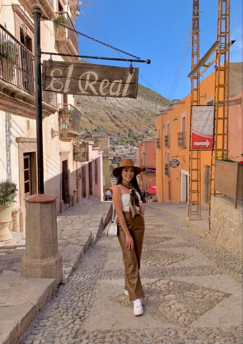 Real de Catorce, Slp🌵 Mexico City Fashion, Vineyard Outfit, Town Outfits, Outfits For Mexico, New York Outfits, Country Style Outfits, Super Outfit, Trip Outfits, Outfit Mujer